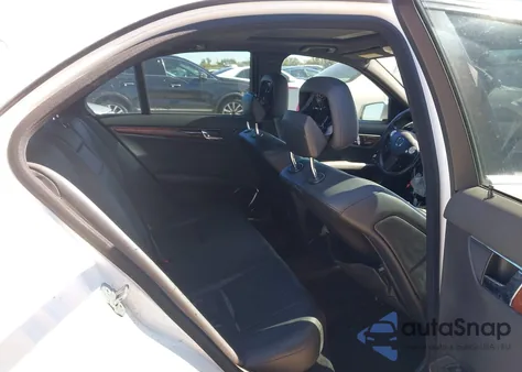 2011 Mercedes-Benz C 300 Luxury/Sport z USA, uszkodzony, nr VIN WDDGF5EB2BA420933